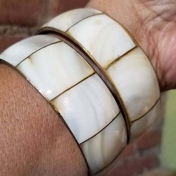 Vintage Set Of 2 Brass Bangles with Mother Of Pearl Insets - Picture 3 of 6